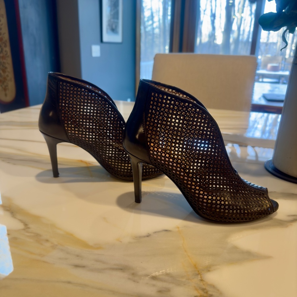 Pre Owned Vince Camuto Black Leather Perforated Hole High Heel Booties sz 7.5 M - Picture 7 of 11